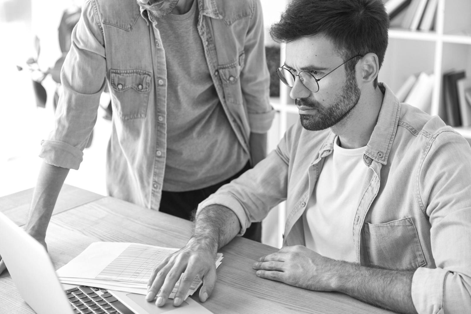 Студенты изучают основы бюджетирования в современном учебном пространстве